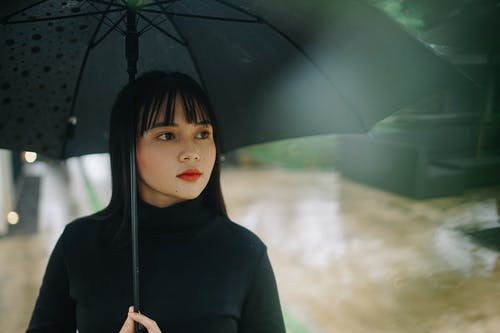 Model baju turtle neck, cocok untuk musim hujan. Foto: Pexels Model baju turtle neck, cocok untuk musim hujan. Foto: Pexels