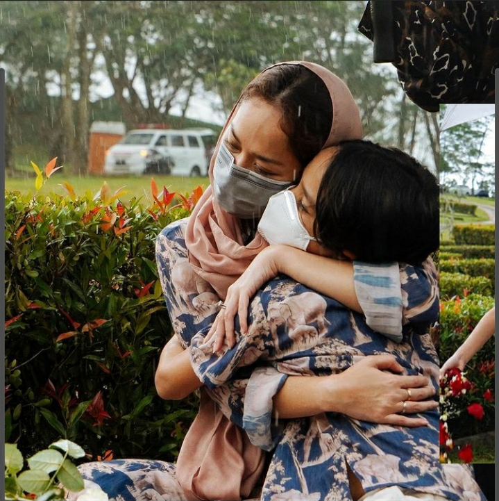 Tangis Haru BCL di 1 Tahun Kepergian Sang Suami, Bikin Mewek! Foto: Instagram Tangis Haru BCL di 1 Tahun Kepergian Sang Suami, Bikin Mewek! Foto: Instagram