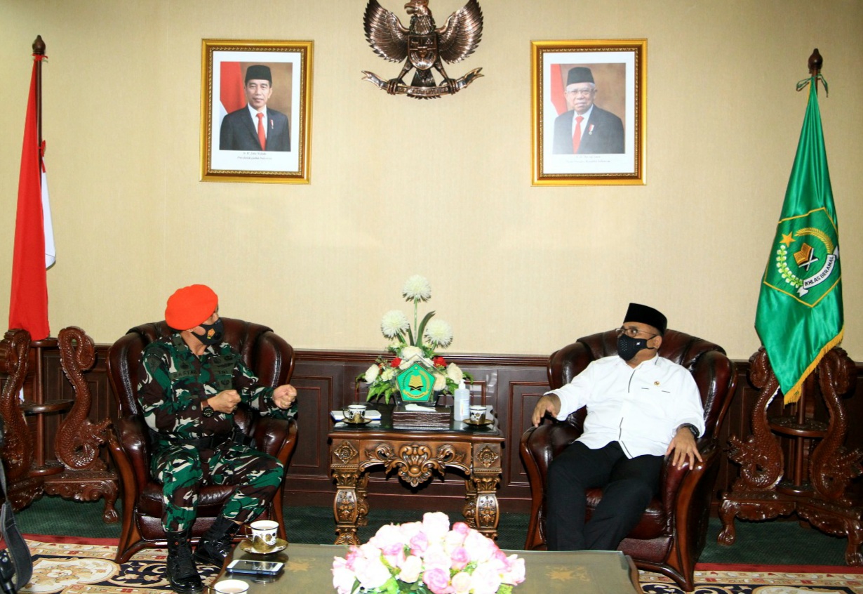 Gandeng TNI, Menag Yaqut Sikat Kelompok yang Benturkan Pancasila dan Agama Foto: Dok Kemenag Gandeng TNI, Menag Yaqut Sikat Kelompok yang Benturkan Pancasila dan Agama Foto: Dok Kemenag