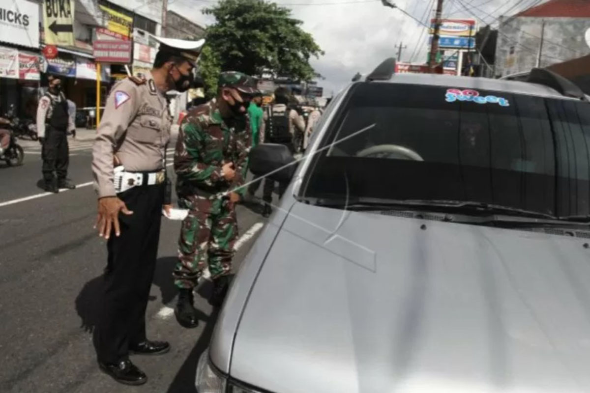 Ilustrasi – Petugas melakukan pemeriksaan di salah satu jalur masuk ke Kota Yogyakarta saat kebijakan larangan mudik lebaran diterapkan.(FOTO: ANTARA) Ilustrasi – Petugas melakukan pemeriksaan di salah satu jalur masuk ke Kota Yogyakarta saat kebijakan larangan mudik lebaran diterapkan.(FOTO: ANTARA)