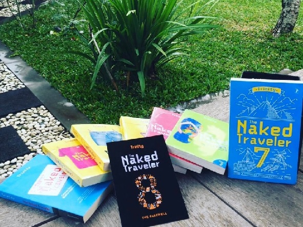 Buku The Naked Traveler seluruh edisi. (sumber: SC IG @madeandi) Buku The Naked Traveler seluruh edisi. (sumber: SC IG @madeandi)
