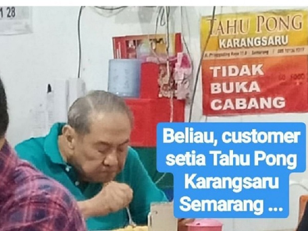 Orang terkaya di Indonesia Michael Bambang Hartono makan tahu pong Karangsaru. (Foto: Twitter/@ayudh69) Orang terkaya di Indonesia Michael Bambang Hartono makan tahu pong Karangsaru. (Foto: Twitter/@ayudh69)
