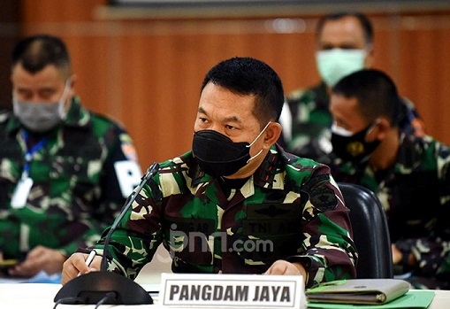 Ancaman Pangdam Jaya Bikin Gemetar: Saya Berdiri Paling Depan (Foto: JPNN.com/GenPI.co) Ancaman Pangdam Jaya Bikin Gemetar: Saya Berdiri Paling Depan (Foto: JPNN.com/GenPI.co)