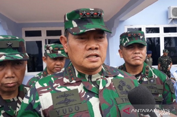 Panglima Komando Gabungan Wilayah Pertahanan I (Pangkogabwilhan I) Laksamana Madya TNI Yudo Margono, saat memberikan keterangan pers di Lanud Raden Sadjad, Sabtu (4/1). (Foto: ANTARA/Cherman) Panglima Komando Gabungan Wilayah Pertahanan I (Pangkogabwilhan I) Laksamana Madya TNI Yudo Margono, saat memberikan keterangan pers di Lanud Raden Sadjad, Sabtu (4/1). (Foto: ANTARA/Cherman)