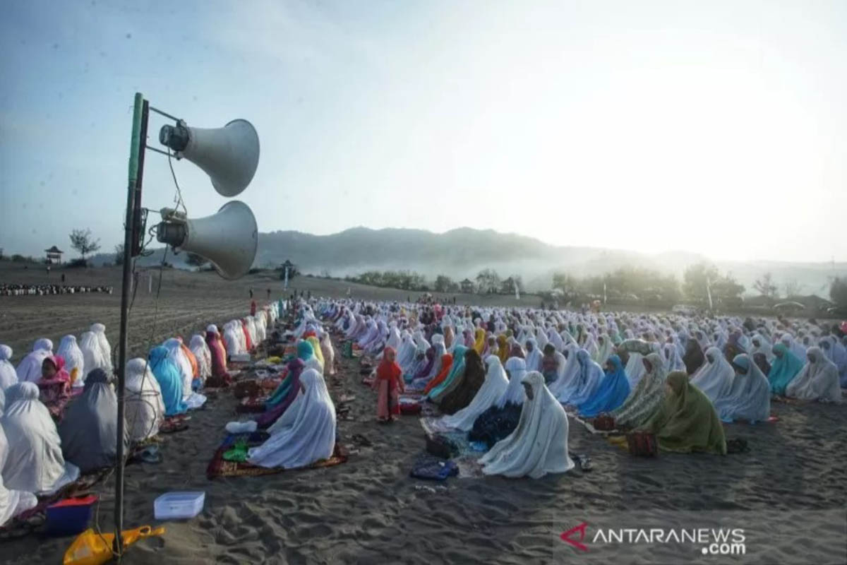 Ilustrasi - Umat muslim melaksanakan salat Idul Adha 1440 H di Gumuk Pasir Parangkusumo, Bantul, Minggu (11/8/2019) Ilustrasi - Umat muslim melaksanakan salat Idul Adha 1440 H di Gumuk Pasir Parangkusumo, Bantul, Minggu (11/8/2019)