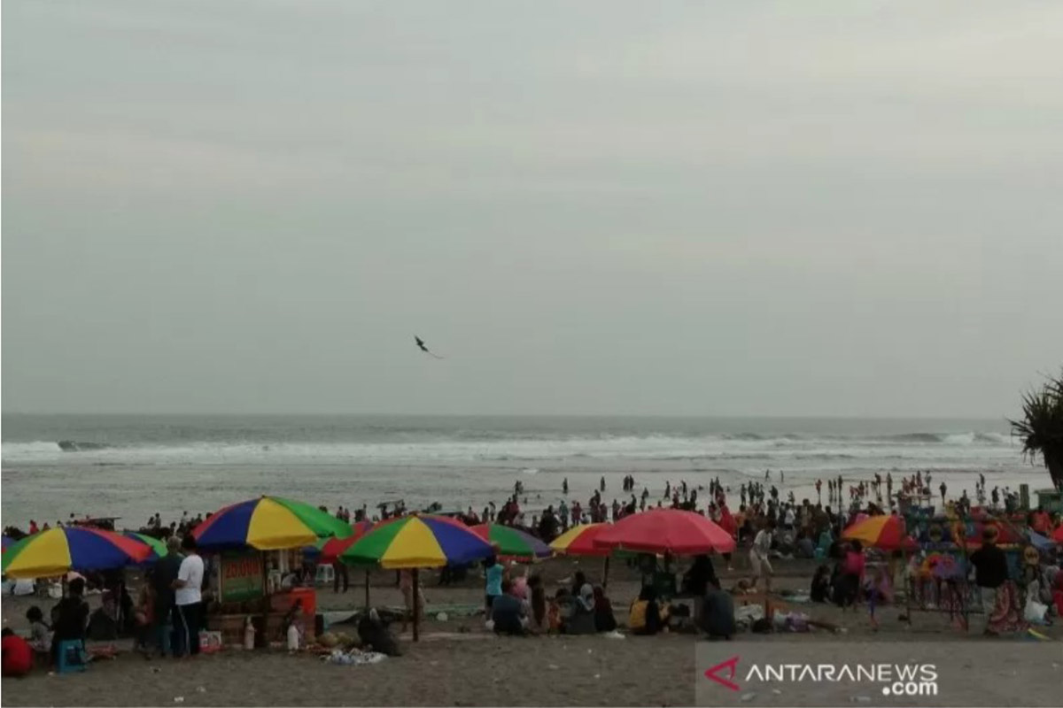 Ilustrasi - Ribuan wisatawan padati Pantai Parangtritis. Ilustrasi - Ribuan wisatawan padati Pantai Parangtritis.