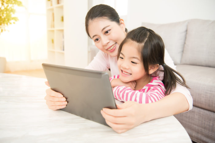 Perhatian bagi Bunda! Waktu Maksimal Anak Main Gadget Hanya 2 Jam. Foto: Hellosehat Perhatian bagi Bunda! Waktu Maksimal Anak Main Gadget Hanya 2 Jam. Foto: Hellosehat