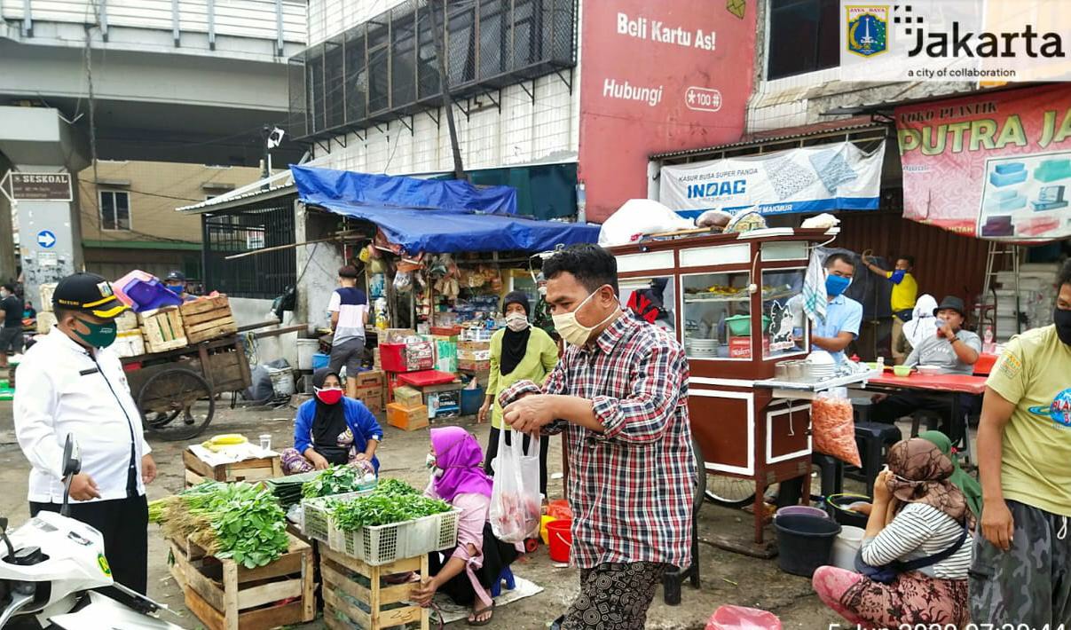 Pedagang Pasar Kebayoran Lama Jakarta Serempak Pakai Masker. Foto: SUDIN KOMUNIKASI, INFORMATIKA DAN STATISTIK JAKARTA SELATAN Pedagang Pasar Kebayoran Lama Jakarta Serempak Pakai Masker. Foto: SUDIN KOMUNIKASI, INFORMATIKA DAN STATISTIK JAKARTA SELATAN