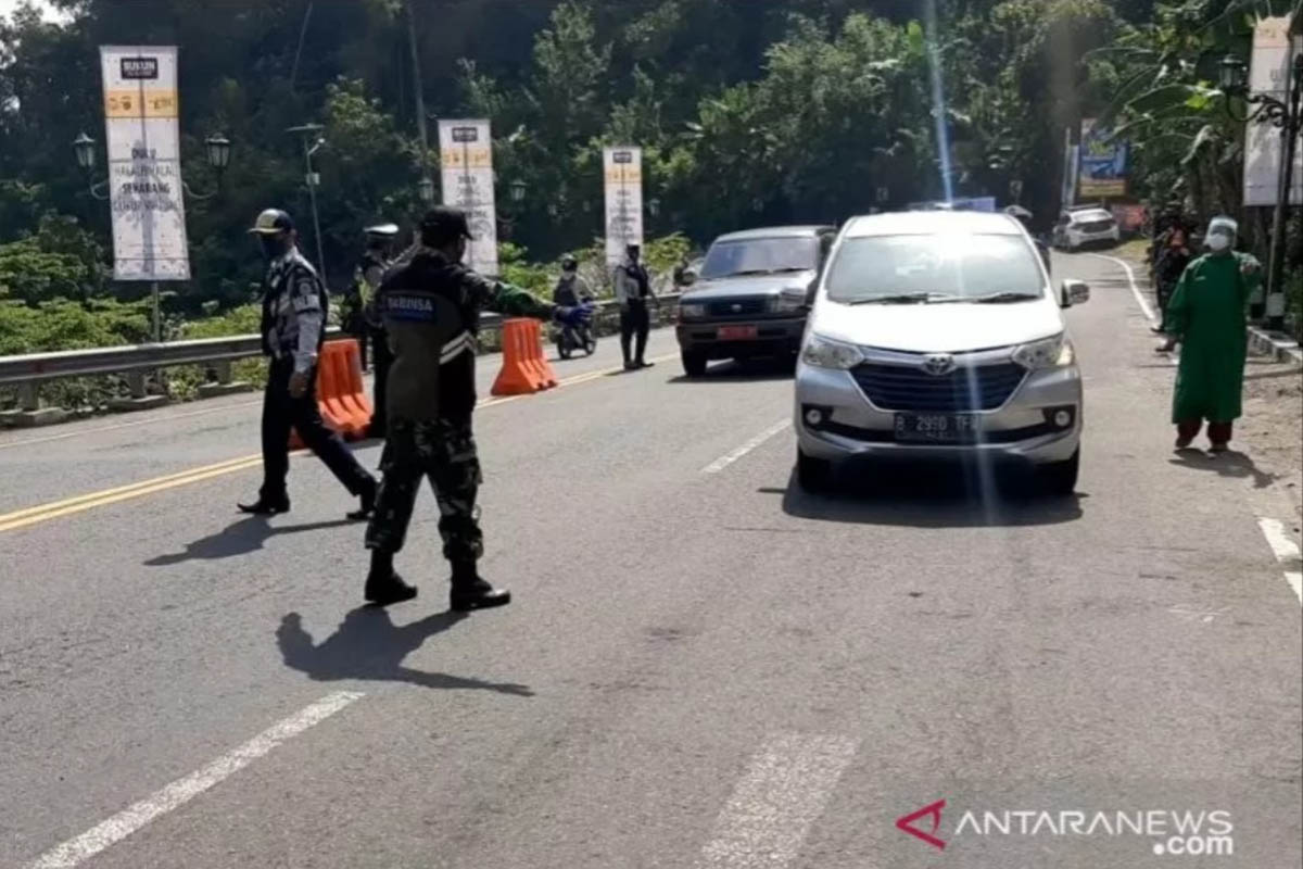 Kepolisian Resor Gunung Kidul melakukan penyekatan mudik di Patuk. (FOTO: ANTARA) Kepolisian Resor Gunung Kidul melakukan penyekatan mudik di Patuk. (FOTO: ANTARA)