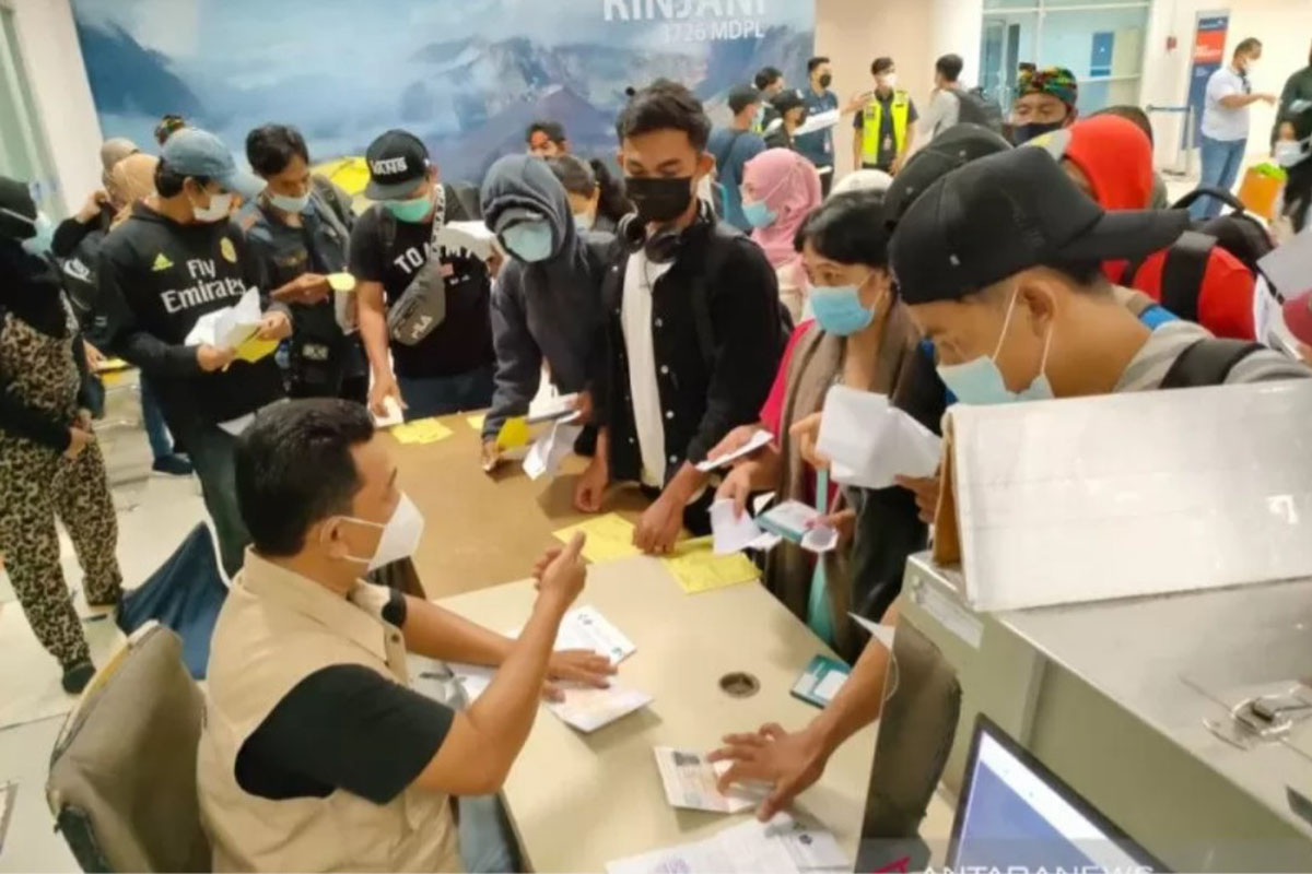 Sejumlah Pekerja Migran Indonesia (PMI) asal Nusa Tenggara Barat (NTB) yang baru tiba di Bandara Internasional Zainuddin Abdul Madjid (BIZAM) Lombok sedang menjalani pemeriksaan oleh petugas. (FOTO: ANTARA/Disnakertrans NTB/dok). Sejumlah Pekerja Migran Indonesia (PMI) asal Nusa Tenggara Barat (NTB) yang baru tiba di Bandara Internasional Zainuddin Abdul Madjid (BIZAM) Lombok sedang menjalani pemeriksaan oleh petugas. (FOTO: ANTARA/Disnakertrans NTB/dok).