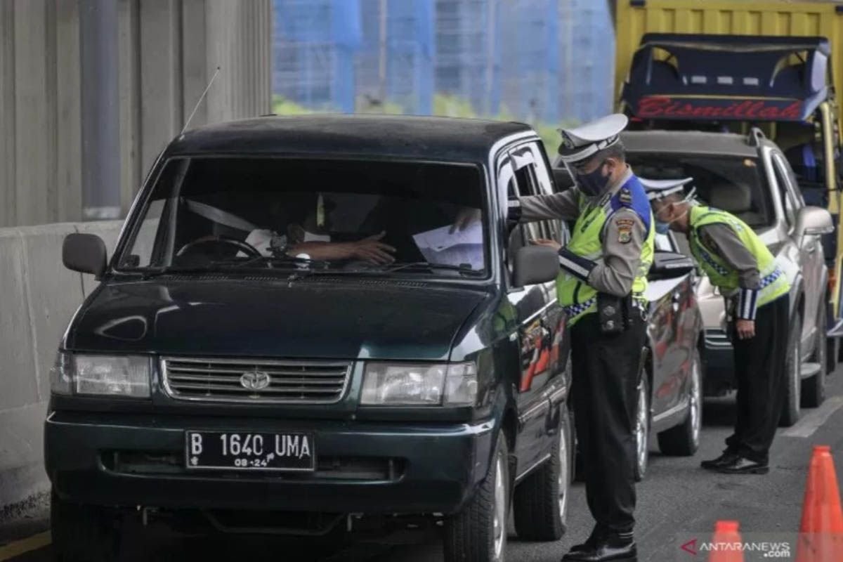 Ilustrasi - Polisi mengecek identitas pengguna mobil pribadi yang melintas di tol Jakarta-Cikampek di Cikarang Barat, Kabupaten Bekasi, Jawa Barat, Sabtu (9/5/2020). Ilustrasi - Polisi mengecek identitas pengguna mobil pribadi yang melintas di tol Jakarta-Cikampek di Cikarang Barat, Kabupaten Bekasi, Jawa Barat, Sabtu (9/5/2020).