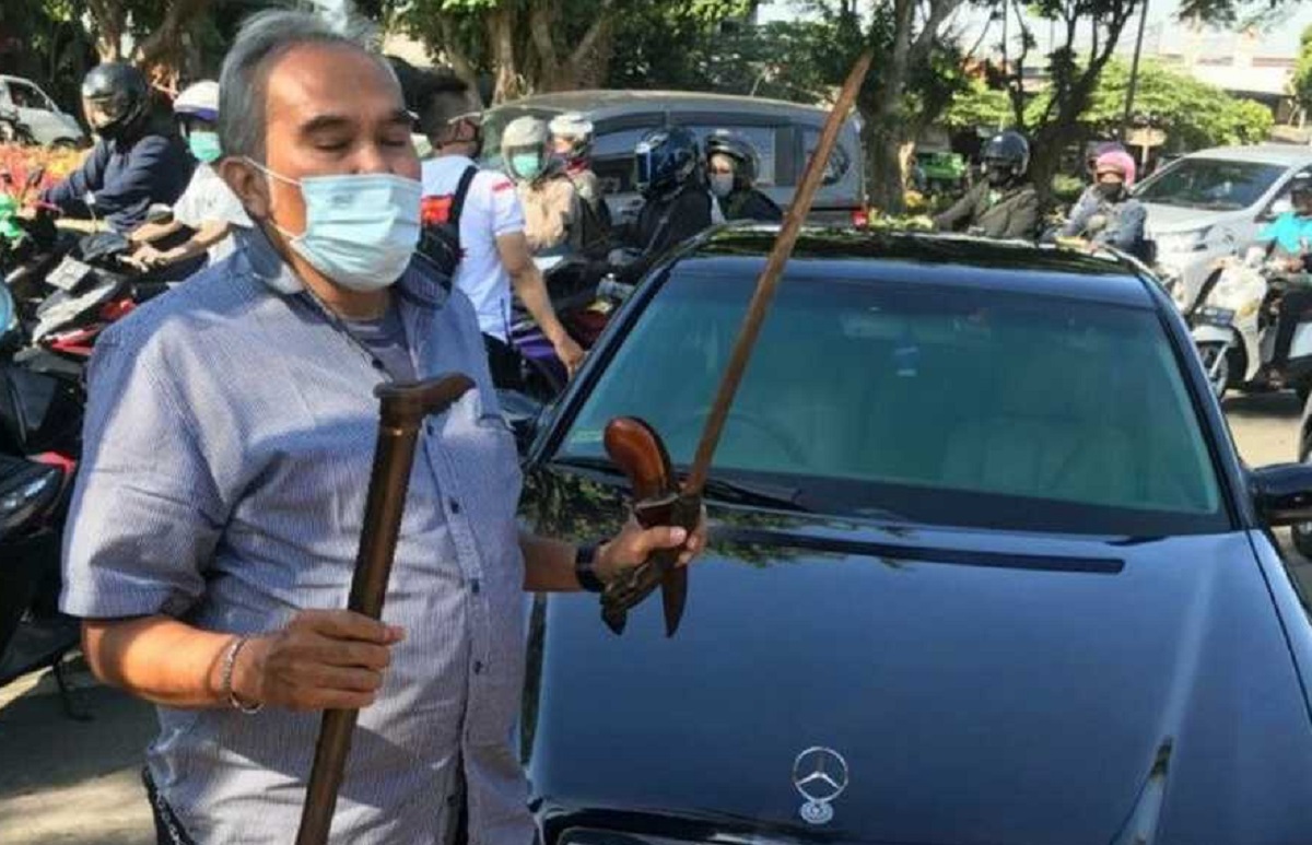Satreskrim Polres Metro Jakarta Timur mengamankan seorang pria AS, sopir Pengacara Habib Rizieq Syihab, Alamsyah Hanafiah, karena membawa senjata tajam di mobil.(Foto: Polres Metro Jakarta Timur) Satreskrim Polres Metro Jakarta Timur mengamankan seorang pria AS, sopir Pengacara Habib Rizieq Syihab, Alamsyah Hanafiah, karena membawa senjata tajam di mobil.(Foto: Polres Metro Jakarta Timur)
