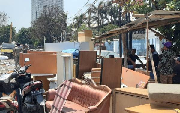 Warga korban penggusuran di Jalan Sunter Agung Perkasa VIII, Kecamatan Tanjung Priok, Jakarta Utara masih bertahan di puing-puing bangunan bekas rumah mereka, Sabtu (16/11). Foto: ANTARA/Fauzi Lamboka Warga korban penggusuran di Jalan Sunter Agung Perkasa VIII, Kecamatan Tanjung Priok, Jakarta Utara masih bertahan di puing-puing bangunan bekas rumah mereka, Sabtu (16/11). Foto: ANTARA/Fauzi Lamboka