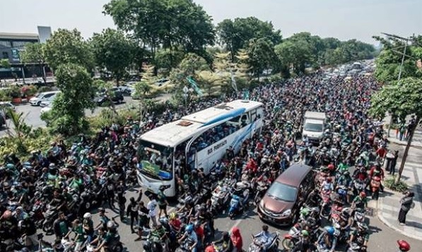 Rombongan Persebaya U-20 disambut ribuan Bonek dan Bonita di Surabaya. (Foto: GenPI.co/Instagram/officialpersebaya) Rombongan Persebaya U-20 disambut ribuan Bonek dan Bonita di Surabaya. (Foto: GenPI.co/Instagram/officialpersebaya)