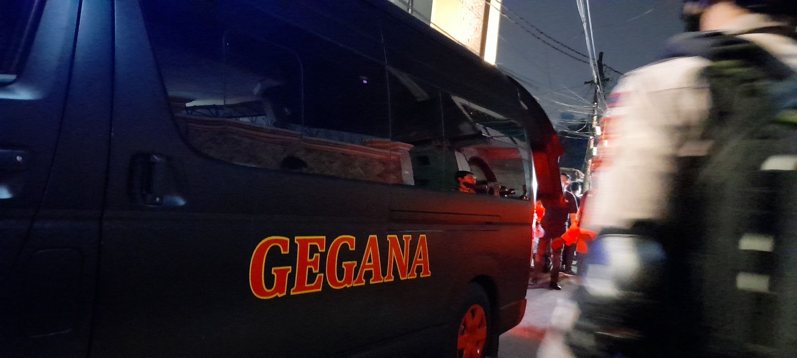 Tim Gegana Amankan 4 Kaleng Bubuk Mencurigakan dari Kantor Eks FPI. Foto: Andri Bagus/GenPI.co Tim Gegana Amankan 4 Kaleng Bubuk Mencurigakan dari Kantor Eks FPI. Foto: Andri Bagus/GenPI.co