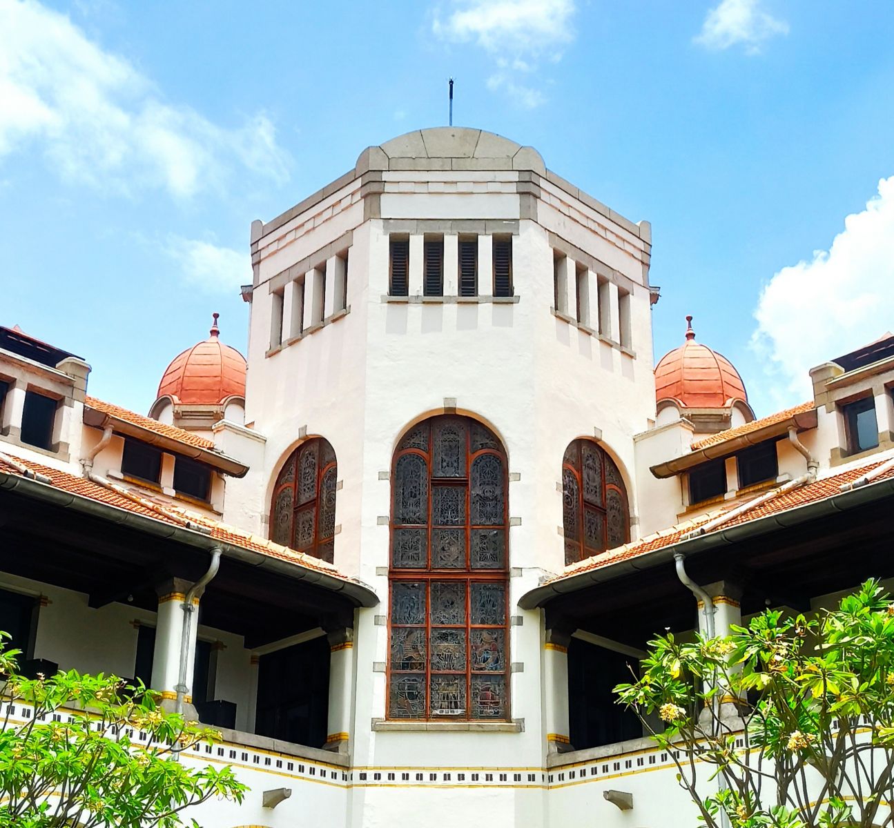 Wisata Lawang Sewu (Foto: Andi Ristanto/GenPI.co) Wisata Lawang Sewu (Foto: Andi Ristanto/GenPI.co)