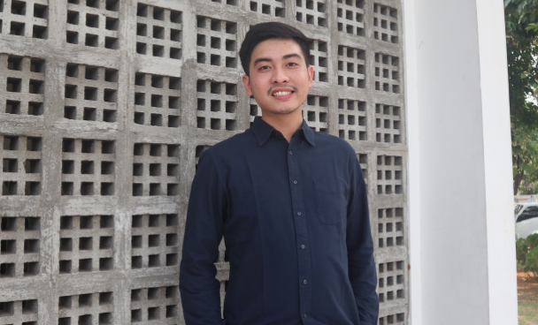 Aku Mualaf Dibantu Ustaz Hanan Attaki. Foto : dok. Nico Latin Aku Mualaf Dibantu Ustaz Hanan Attaki. Foto : dok. Nico Latin