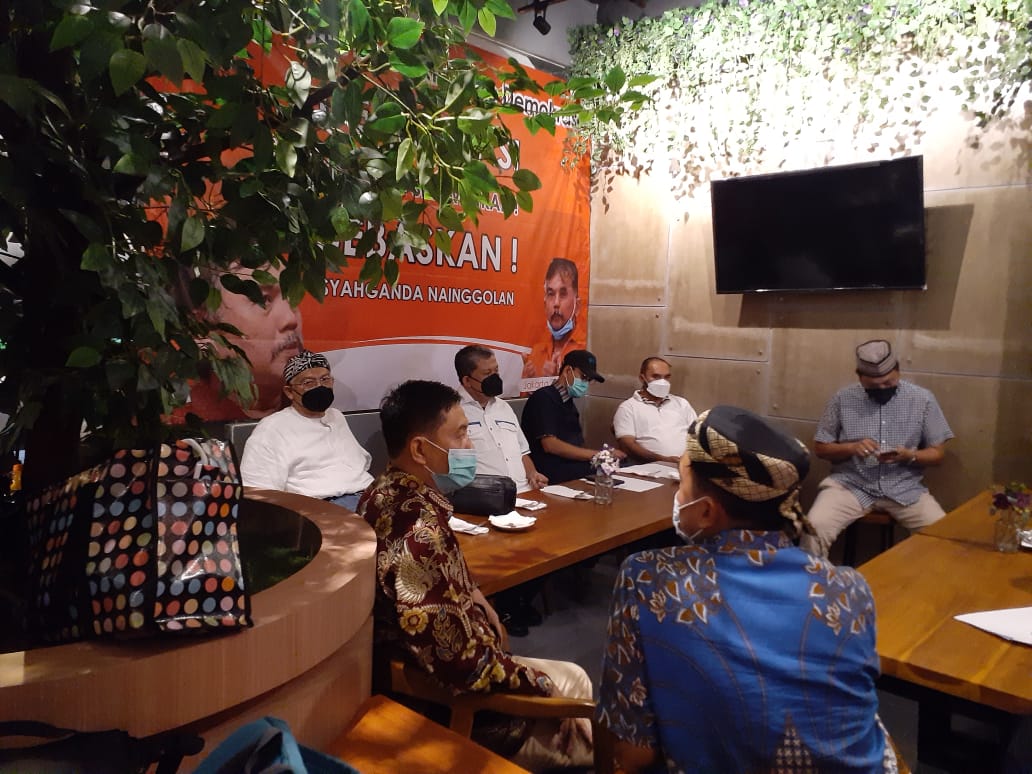 Aktivis Pro-Demokrasi menandatangani petisi bertajuk Demokrasi Harus Diselamatkan bebaskan Syahganda Cs di Jakarta Selatan. Senin (26/4). Foto: Langgeng/GenPI.co Aktivis Pro-Demokrasi menandatangani petisi bertajuk Demokrasi Harus Diselamatkan bebaskan Syahganda Cs di Jakarta Selatan. Senin (26/4). Foto: Langgeng/GenPI.co
