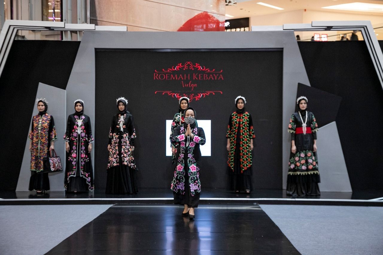 Cantiknya Gamis Penuh Bunga Roemah Kebaya Vielga di MUFFEST 2021. Foto: PR IFC Cantiknya Gamis Penuh Bunga Roemah Kebaya Vielga di MUFFEST 2021. Foto: PR IFC