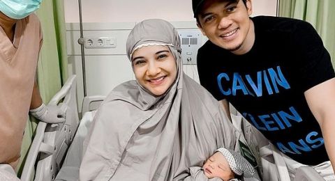 Zaskia Sungkar melahirkan bayi pertama. Foto: Instagram Zaskia Sungkar melahirkan bayi pertama. Foto: Instagram