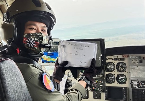 Anak Penjual Jagung Bakar Jadi Pilot Wanita Kebanggaan TNI AD Puspita Ladiba, (Foto: Instagram/puspitaladiba) Anak Penjual Jagung Bakar Jadi Pilot Wanita Kebanggaan TNI AD Puspita Ladiba, (Foto: Instagram/puspitaladiba)