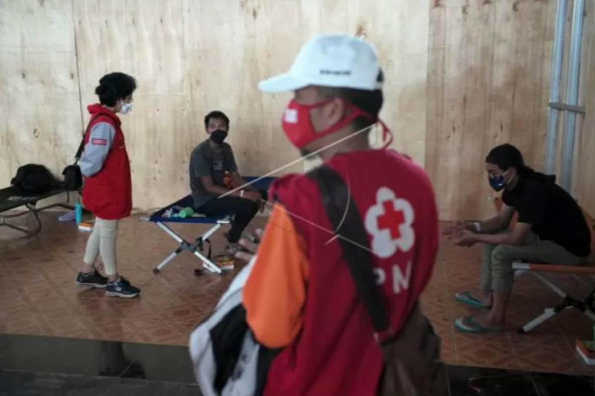 Ilustrasi - Petugas PMI Kabupaten Banyumas melakukan pendampingan dan konseling kepada pemudik yang menjalani karantina di GOR Satria Purwokerto, Banyumas, Jawa Tengah, Selasa (11/5/2021). (FOTO: ANTARA) Ilustrasi - Petugas PMI Kabupaten Banyumas melakukan pendampingan dan konseling kepada pemudik yang menjalani karantina di GOR Satria Purwokerto, Banyumas, Jawa Tengah, Selasa (11/5/2021). (FOTO: ANTARA)