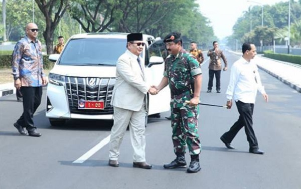 Menhan Prabowo Subianto disambut Panglima TNI (Foto: JPNN) Menhan Prabowo Subianto disambut Panglima TNI (Foto: JPNN)