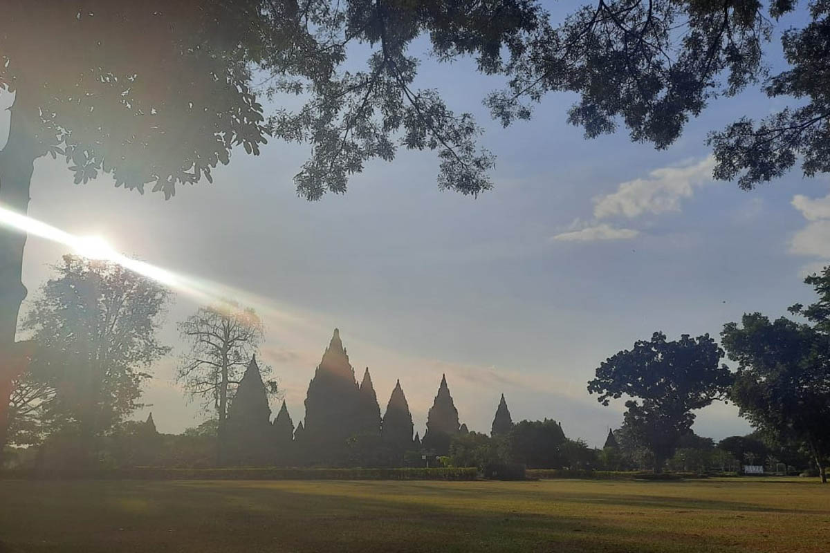 Kawasan wisata Candi Prambanan yang berada di Kabupaten Sleman. (FOTO: Ridho Hidayat/GenPI.co) Kawasan wisata Candi Prambanan yang berada di Kabupaten Sleman. (FOTO: Ridho Hidayat/GenPI.co)