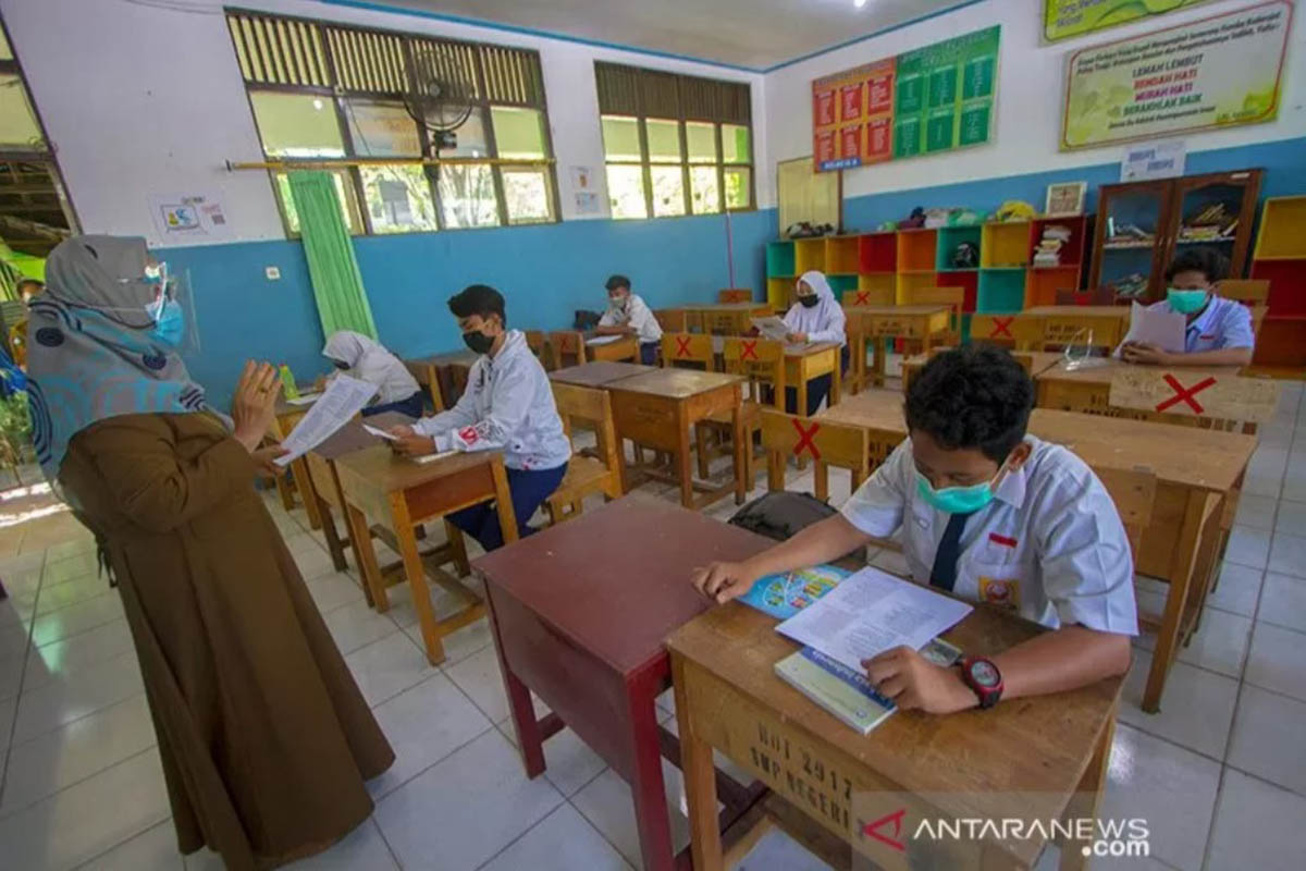 Ilustrasi - Siswa mengikuti simulasi belajar tatap muka. Ilustrasi - Siswa mengikuti simulasi belajar tatap muka.