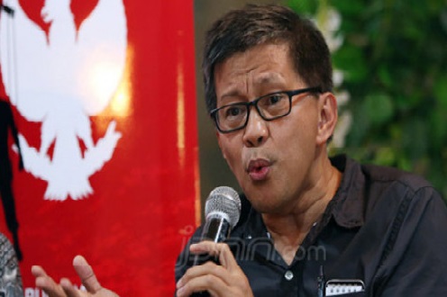Rocky Gerung Anggap Isu Reshuffle Tak Penting, Bongkar Rezim (Foto: JPNN.com/GenPI.co) Rocky Gerung Anggap Isu Reshuffle Tak Penting, Bongkar Rezim (Foto: JPNN.com/GenPI.co)