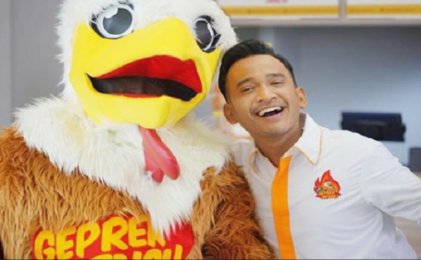 Ruben Onsu bersama Maskot Restoran Geprek Bensu (Foto: Instagram) Ruben Onsu bersama Maskot Restoran Geprek Bensu (Foto: Instagram)