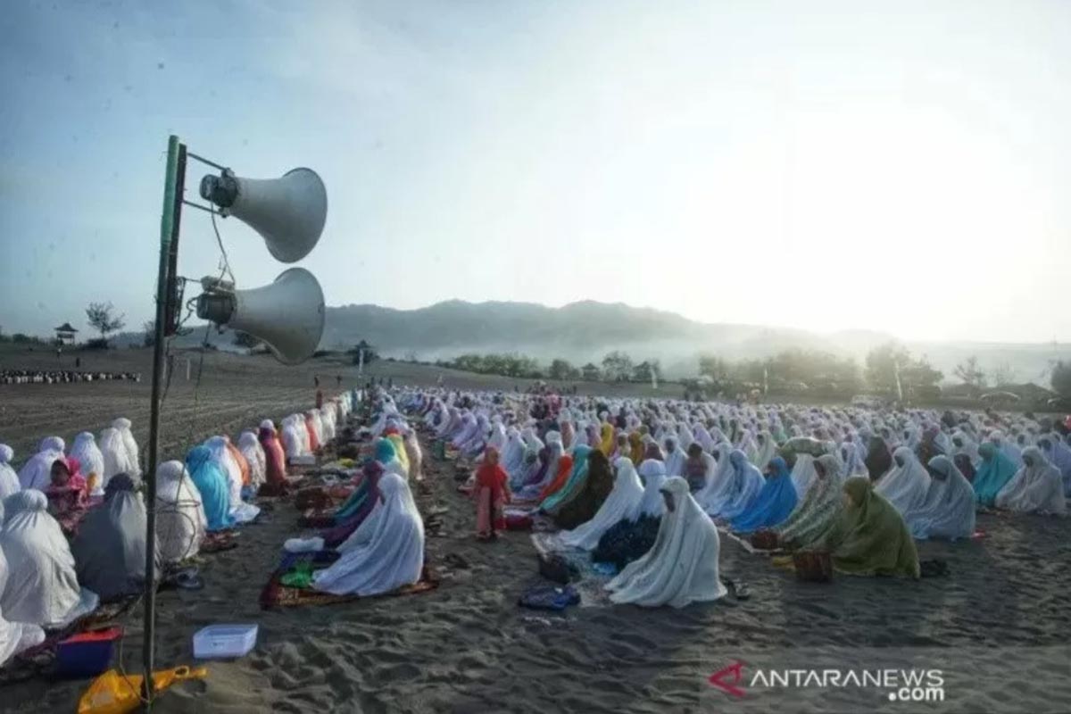 Ilustrasi - Umat Muslim melaksanakan salat Idul Adha di Lapangan Gumuk Parangkusomo, Bantul, Minggu (11/8/2019). Ilustrasi - Umat Muslim melaksanakan salat Idul Adha di Lapangan Gumuk Parangkusomo, Bantul, Minggu (11/8/2019).