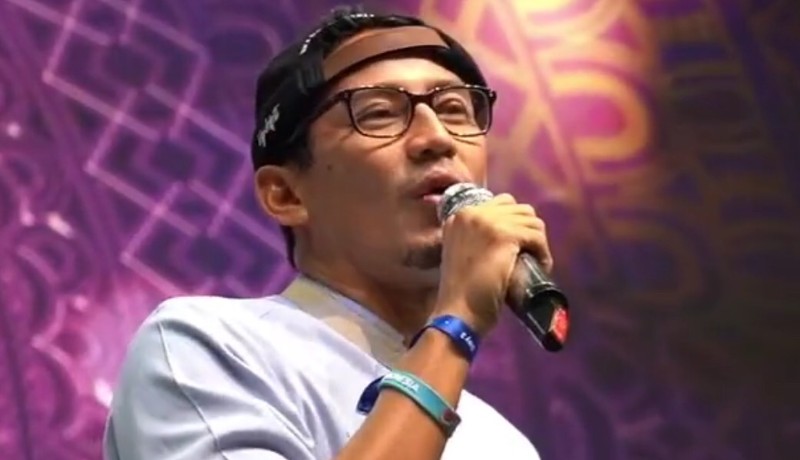 Sandiaga uno saat mengenakan Kemeja Biru muda dan Topi ( sumber : instagram @sandiuno ) Sandiaga uno saat mengenakan Kemeja Biru muda dan Topi ( sumber : instagram @sandiuno )