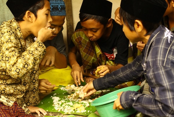 Santri di Pondokan Balapan Makan (Foto: Istimewa/GenPI.co) Santri di Pondokan Balapan Makan (Foto: Istimewa/GenPI.co)