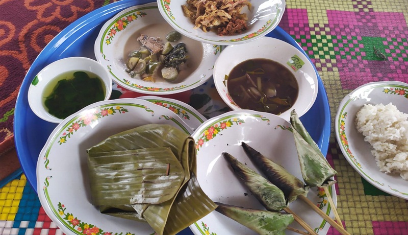 Makanan para bangsawan di Lombok yang hampir punah. Yuk cicipi dua di antaranya (Foto : GenPI Muslifa) Makanan para bangsawan di Lombok yang hampir punah. Yuk cicipi dua di antaranya (Foto : GenPI Muslifa)