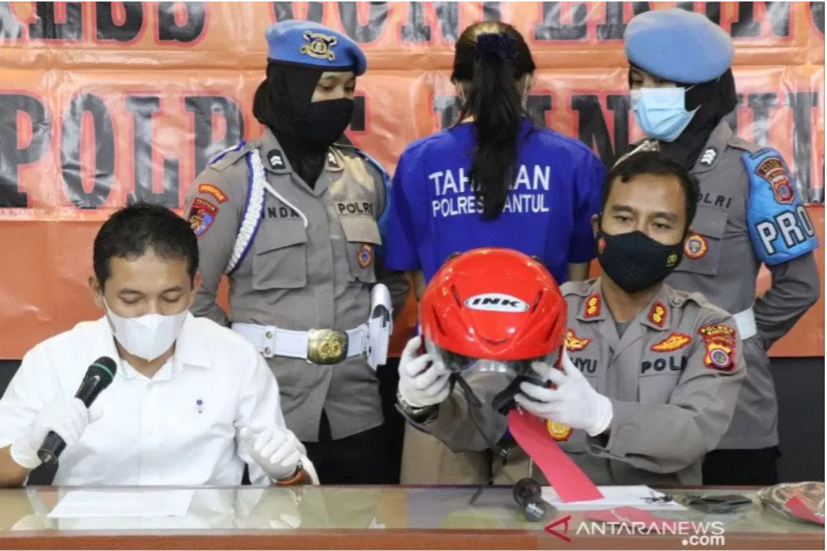 Nani Aprilliani Nurjaman (memakai baju tahanan), saat konferensi pers di Polres Bantul dalam pengungkapan kasus sate beracun. Nani Aprilliani Nurjaman (memakai baju tahanan), saat konferensi pers di Polres Bantul dalam pengungkapan kasus sate beracun.