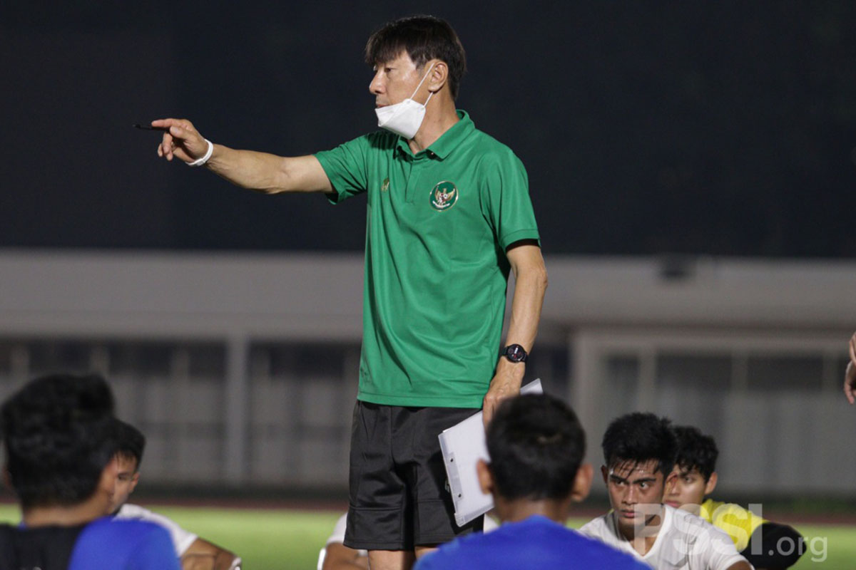 Pelatih Timnas Shin Tae-yong saat memberikan arahan kepada anak-anak asuhannya. (FOTO: PSSI.ORG) Pelatih Timnas Shin Tae-yong saat memberikan arahan kepada anak-anak asuhannya. (FOTO: PSSI.ORG)