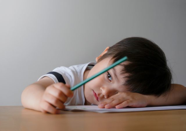 Bukan Hanya Orang Dewasa, Anak-Anak Juga Alami Stres Saat Pandemi. Foto: Shutterstock Bukan Hanya Orang Dewasa, Anak-Anak Juga Alami Stres Saat Pandemi. Foto: Shutterstock