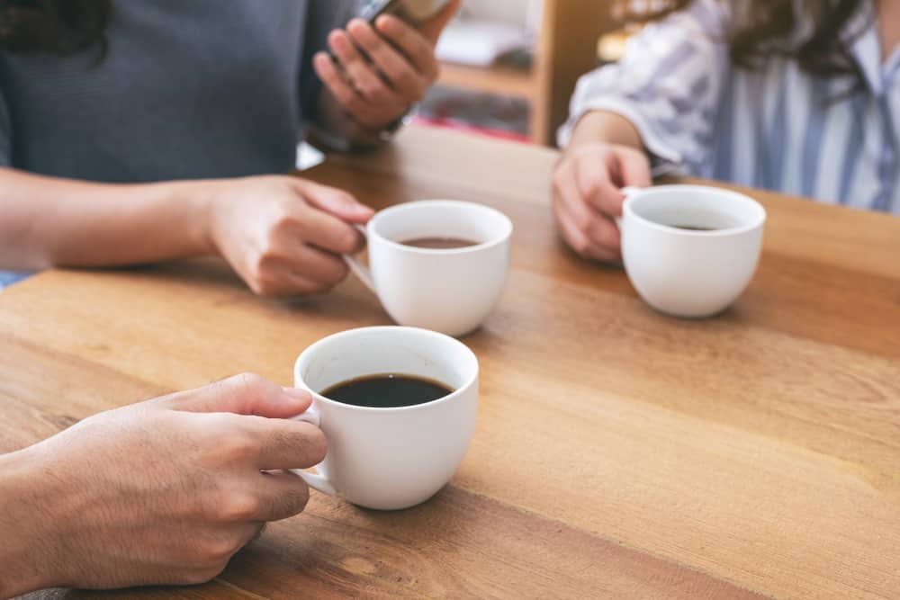 Ilustrasi minum kopi dan minuman bernergi bersamaan. Foto:L Ilustrasi minum kopi dan minuman bernergi bersamaan. Foto:L