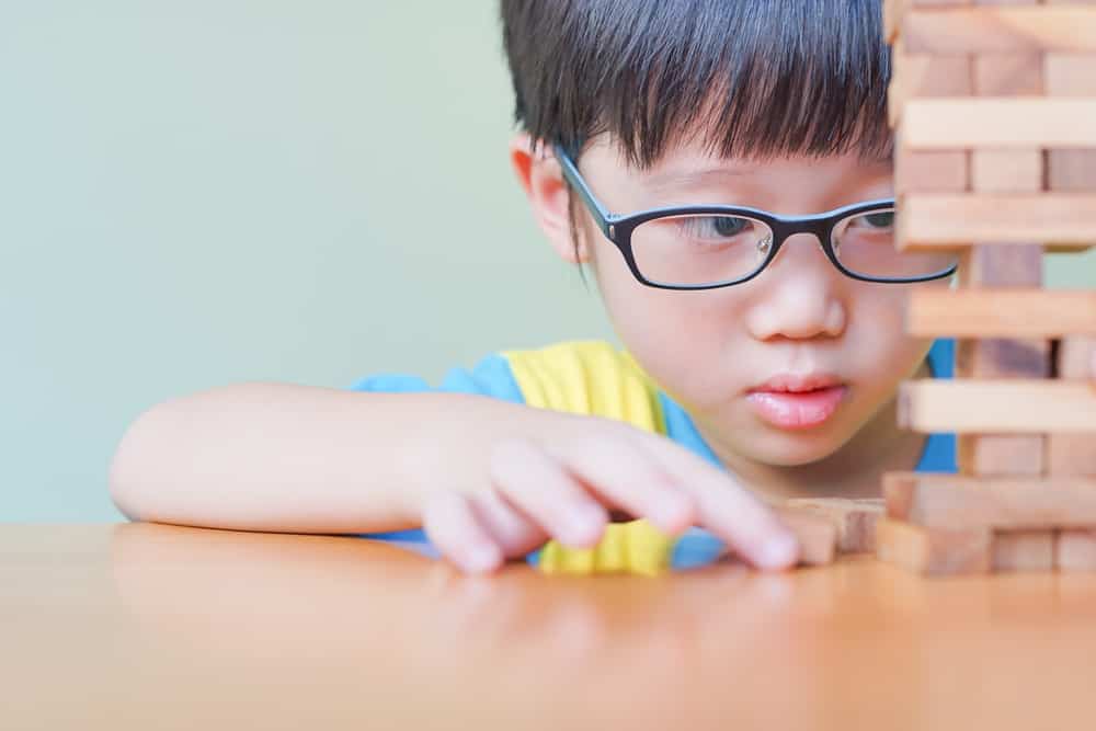 Bunda, 4 Tanda Ini Menunjukkan Anak Perlu Memakai Kacamata. Foto: Shutterstock Bunda, 4 Tanda Ini Menunjukkan Anak Perlu Memakai Kacamata. Foto: Shutterstock
