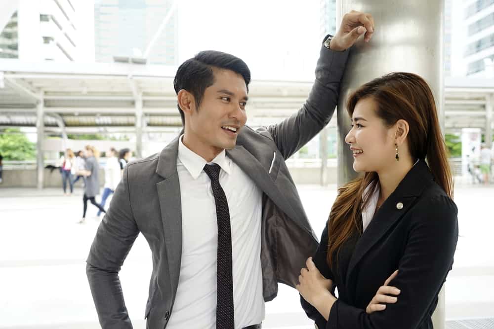 Ilustrasi cinlok di kantor. Foto: Shutterstock Ilustrasi cinlok di kantor. Foto: Shutterstock