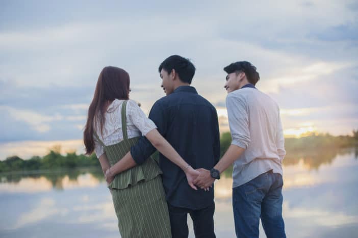 Jatuh Cinta pada Selingkuhan, Ini Cara Menyudahi Hati yang Mendua. Foto: Shutterstock Jatuh Cinta pada Selingkuhan, Ini Cara Menyudahi Hati yang Mendua. Foto: Shutterstock