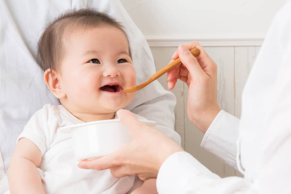 Ilustrasi bayi diberi MPASI. Foto: Shutterstock Ilustrasi bayi diberi MPASI. Foto: Shutterstock