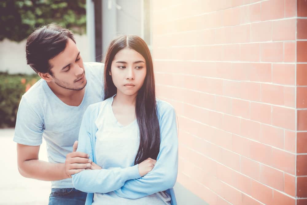 Ilustrasi pasangan sedang sedih. Foto: Shutterstock Ilustrasi pasangan sedang sedih. Foto: Shutterstock