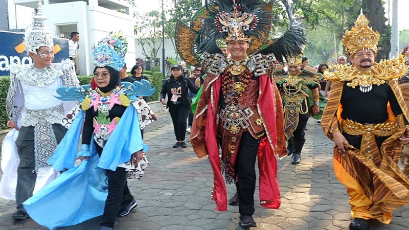 Solo Batik Carnival 2019 berlangsung meriah, Sabtu (27/7/2019). Ganjar Pranowo memakai kostum ala Timor Leste (foto: Mia Kamila) Solo Batik Carnival 2019 berlangsung meriah, Sabtu (27/7/2019). Ganjar Pranowo memakai kostum ala Timor Leste (foto: Mia Kamila)