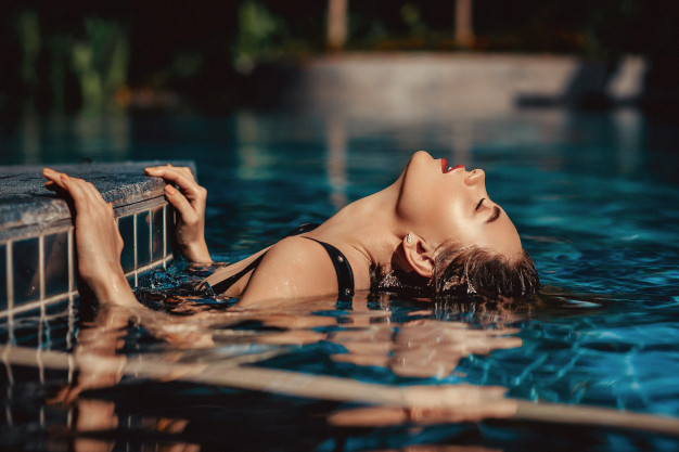 Ilustrasi perempuan berenang. Foto: Freepik Ilustrasi perempuan berenang. Foto: Freepik