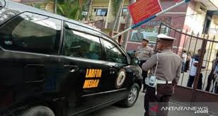 Tim Inafis meluncur ke Mapolrestabes Medan untuk melakukan pemeriksaan terhadap ledakan diduga bom bunuh diri. Foto: ANTARA/Irsan Tim Inafis meluncur ke Mapolrestabes Medan untuk melakukan pemeriksaan terhadap ledakan diduga bom bunuh diri. Foto: ANTARA/Irsan