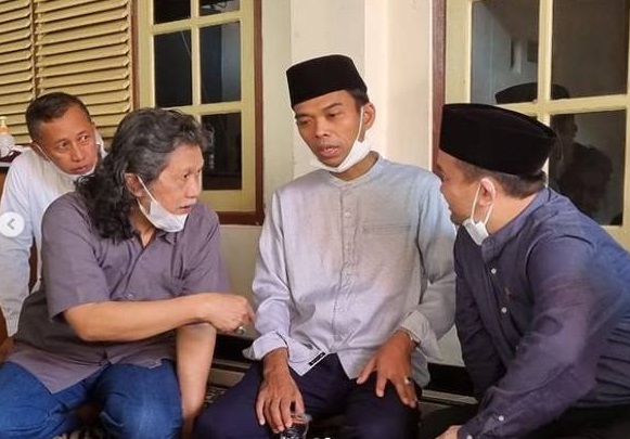 Pakar Top Beber Pertemuan Cak Nun & Ustaz Abdul Somad, Koalisi...(Foto: Instagram/ustadzabdulsomadofficial) Pakar Top Beber Pertemuan Cak Nun & Ustaz Abdul Somad, Koalisi...(Foto: Instagram/ustadzabdulsomadofficial)