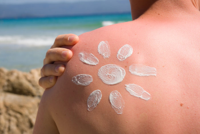 Ilustrasi pakai sunscreen. Foto: Shutterstock Ilustrasi pakai sunscreen. Foto: Shutterstock