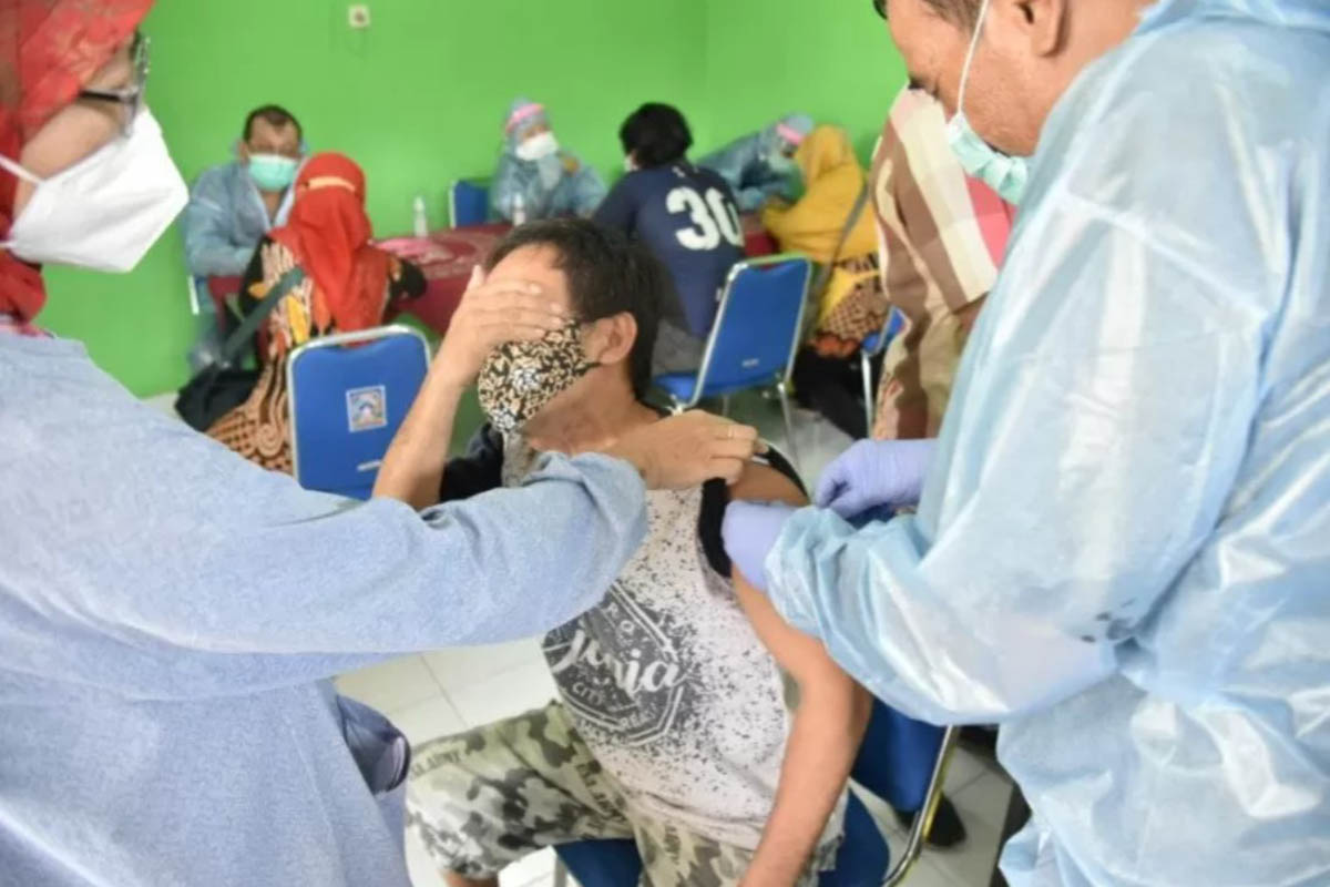 Pelaksanaan vaksinasi Covid-19 bagi pedagang pasar tardisional di Pasar Sambilegi, Depok, Sleman.(FOTO: ANTARA/HO Pemkab Sleman) Pelaksanaan vaksinasi Covid-19 bagi pedagang pasar tardisional di Pasar Sambilegi, Depok, Sleman.(FOTO: ANTARA/HO Pemkab Sleman)
